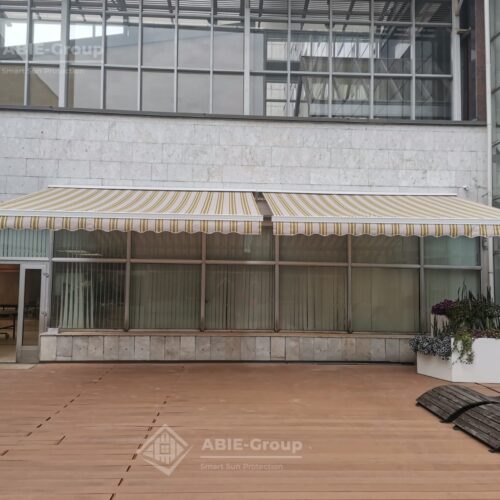 Фотографии выполненных работ компании «ABIE-GROUP» полукассетной маркизы GS-660 для банка России. ул.Свободы, 57к1, Москва.